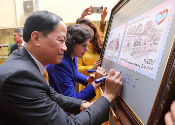 Ông Phạm Anh Tuấn, Thứ trưởng Bộ Thông tin và Truyền thông và bà Lianys Torres Rivera, Đại sứ Đặc mệnh toàn quyền nước Cộng hòa Cuba tại Việt Nam ký lưu niệm trên 2 bức tranh tem.