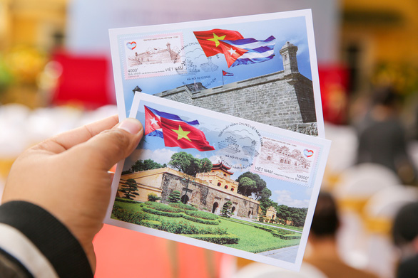 Hai mẫu tem với hình ảnh hai Di sản nổi tiếng của hai nước
