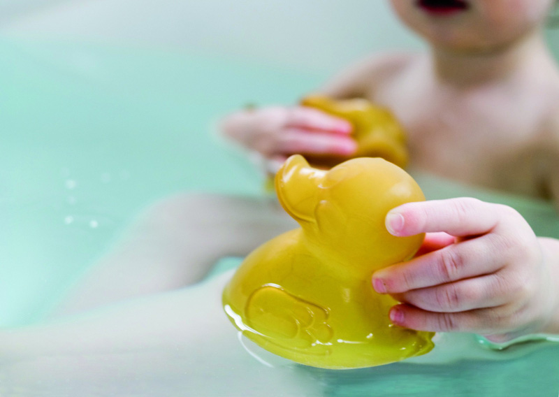 Cha mẹ nên cẩn thận từ món đồ chơi chú vịt cao su cho bé trong nhà tắm