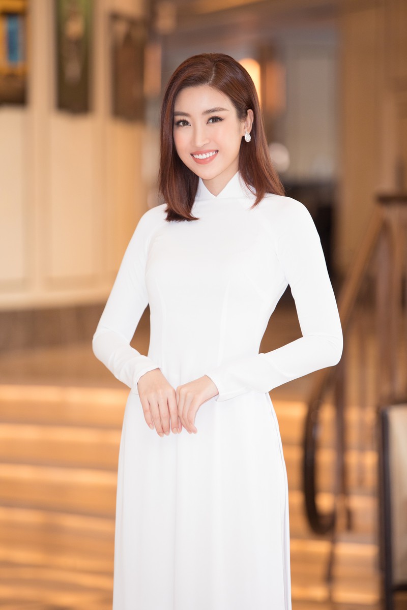 Hoa hậu Đỗ Mỹ Linh thướt tha trong tà áo dài