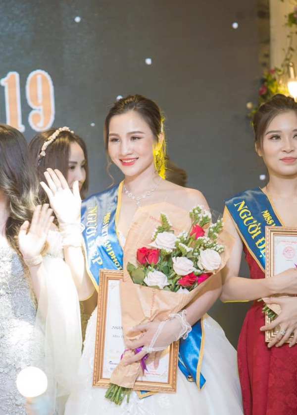 Thu Thủy trong khoảnh khắc đạt giải Người đẹp thời trang thuộc Hoa khôi Trí tuệ Nhan sắc Việt 2018.