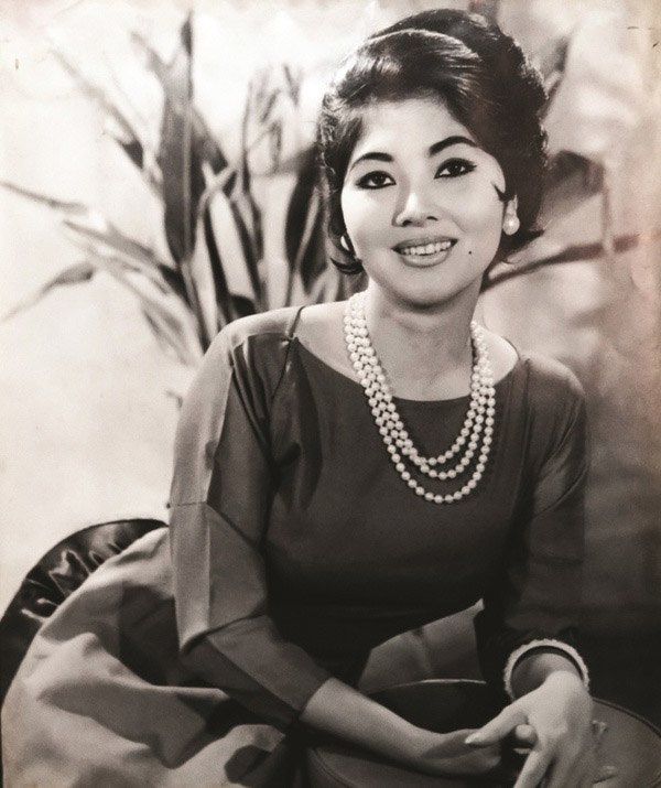 Diện trang sức ngọc trai với áo dài là cách giúp phụ nữ Việt thời kỳ cũ khẳng định phong cách sang trọng, quý phái.