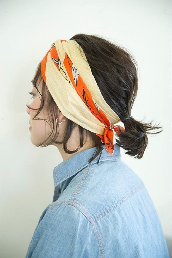 Khăn turban giúp tạo điểm nhấn cho mái tóc của chị em và tạo cảm giác mát mẻ hơn trong ngày hè.