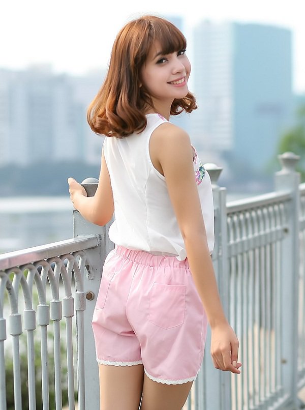 Áo sát nách màu trắng kết hợp với quần short màu hồng đem đến vẻ dễ thương, trẻ trung cho các cô gái.