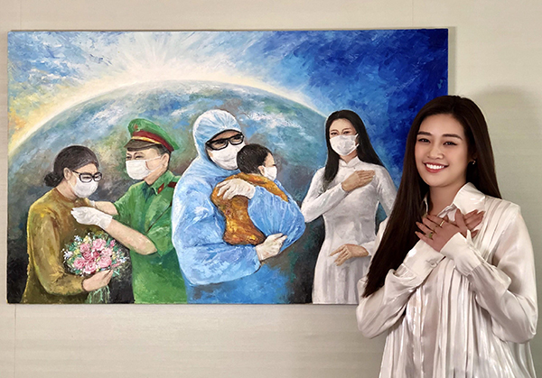 Hoa hậu Khánh Vân bên bức "Những trái tim yêu thương"