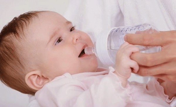 Cho trẻ dưới 6 tháng tuổi uống nước lọc