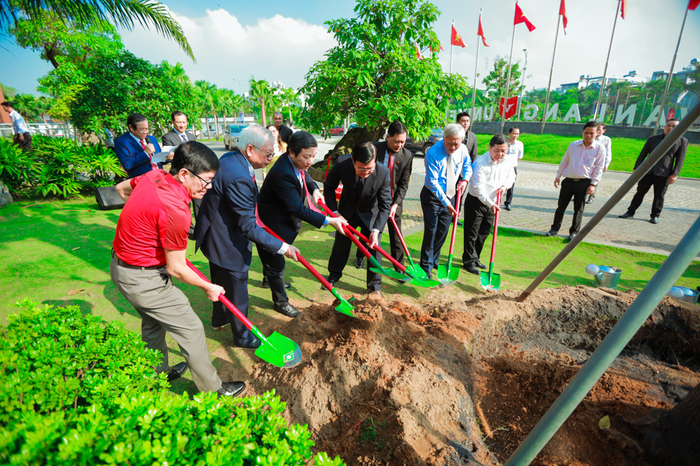 Nghi thức trồng cây được thực hiện bởi Nguyên Chủ tịch nước Trương Tấn Sang và các lãnh đạo cấp cao