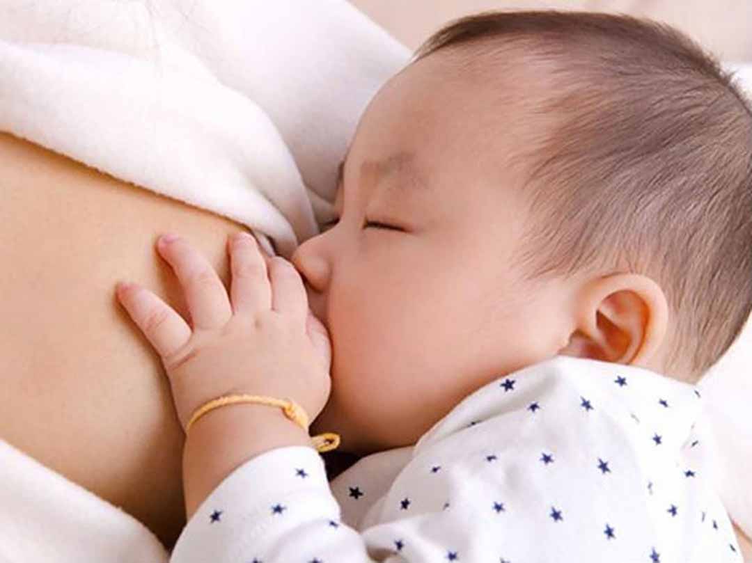Bé bú sữa mẹ sẽ giúp cơ thể phát triển khỏe mạnh