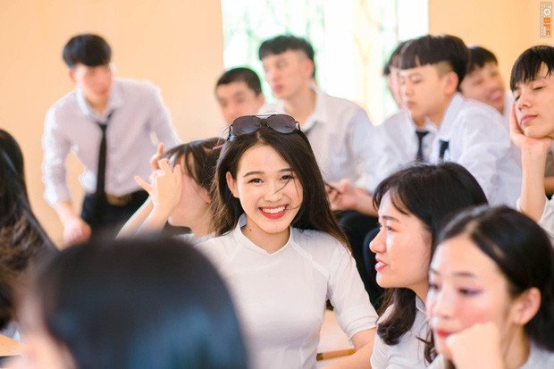 Trở thành học sinh cấp 3, thời trang của Đỗ Thị Hà cũng đã khởi sắc hơn rất nhiều. Trong tà áo dài trắng tinh, Hoa hậu Việt Nam 2020 đẹp tựa thiên thần làm bao anh say đắm.