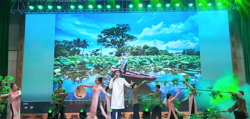 Ca sĩ Đỗ Tùng Lâm biểu diễn trong chương trình.