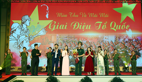 Bộ Tư lệnh Thành phố tặng hoa cảm ơn các ca sĩ tham gia chương trình.