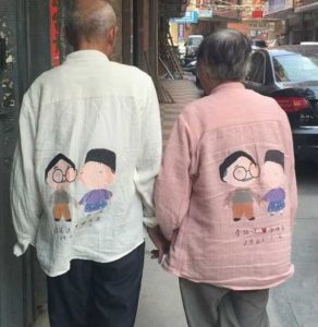Tình yêu không tuổi đáng ngưỡng mộ của hai cụ già trên phố.