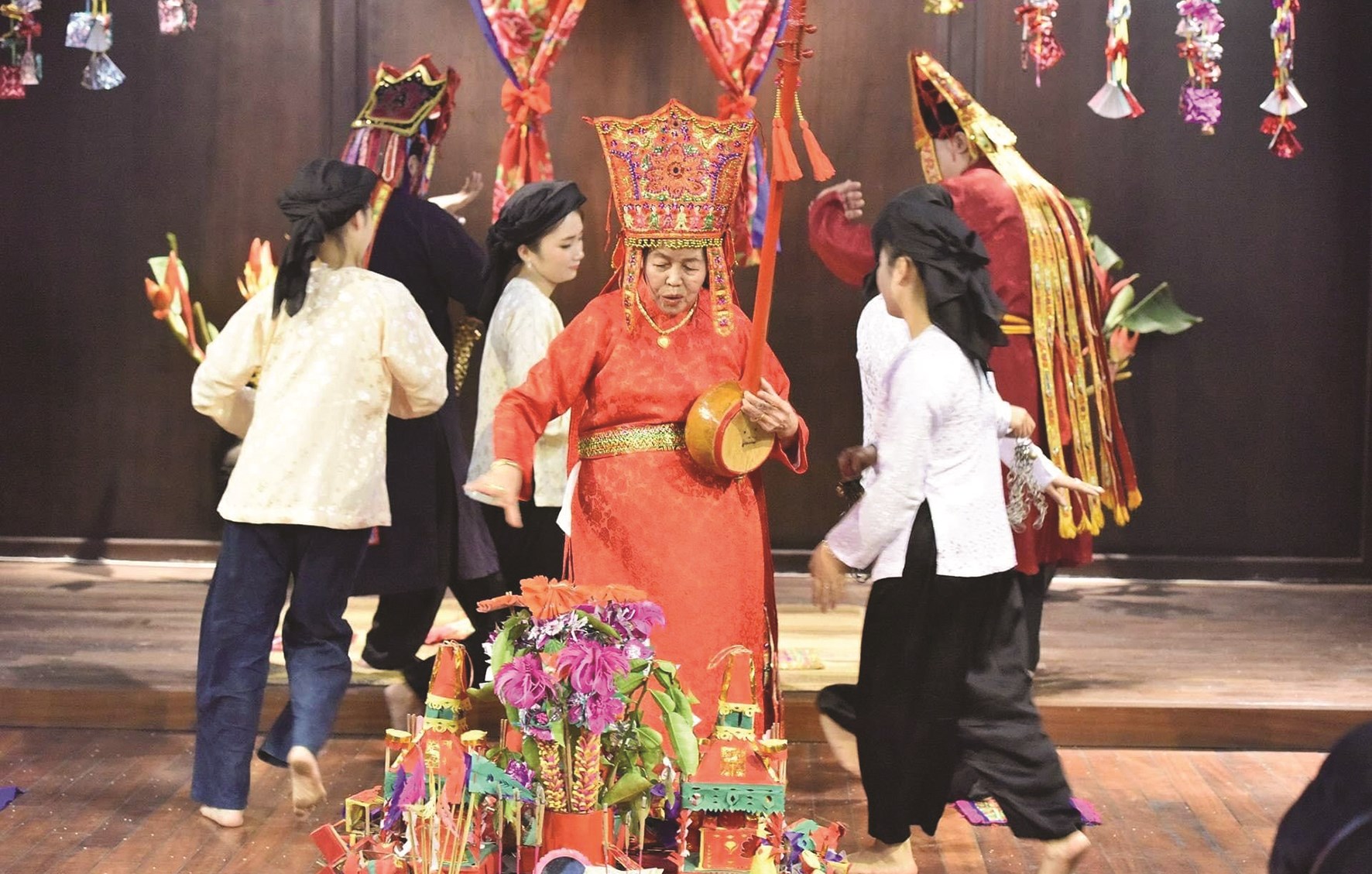 Nghệ nhân Then Nông Thị Lìm (ở giữa) được phong tặng danh hiệu Nghệ nhân Ưu tú năm 2015