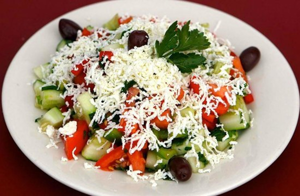 Món Shopska salata với nhiều màu sắc
