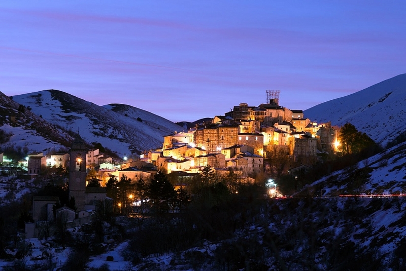 Ngôi làng đẹp như tranh vẽ Santo Stefano di Sessanio trên đỉnh đồi nước Ý