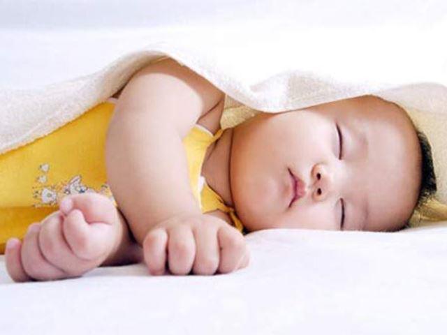 Trẻ sơ sinh nằm điều hòa - Làm sao để bé không bị ốm
