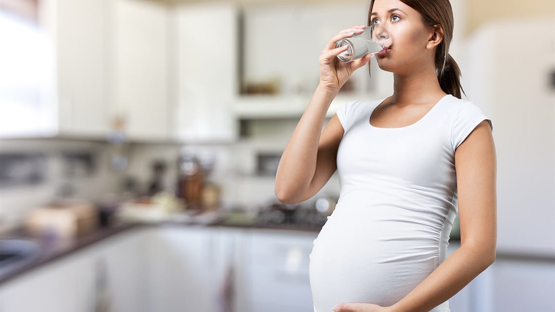 uống nước khi mang thai