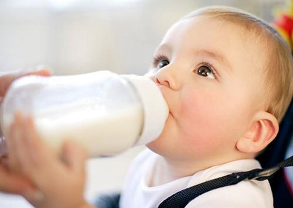 Bé dưới 1 tháng tuổi có thể uống sữa ngay khi dậy