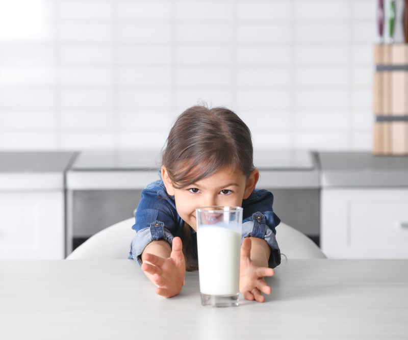 Không được cho bé uống sữa khi đói